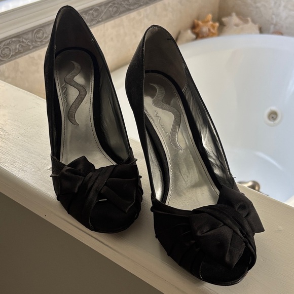 Chic Black Bow Heels for Women - Picture 1 of 2